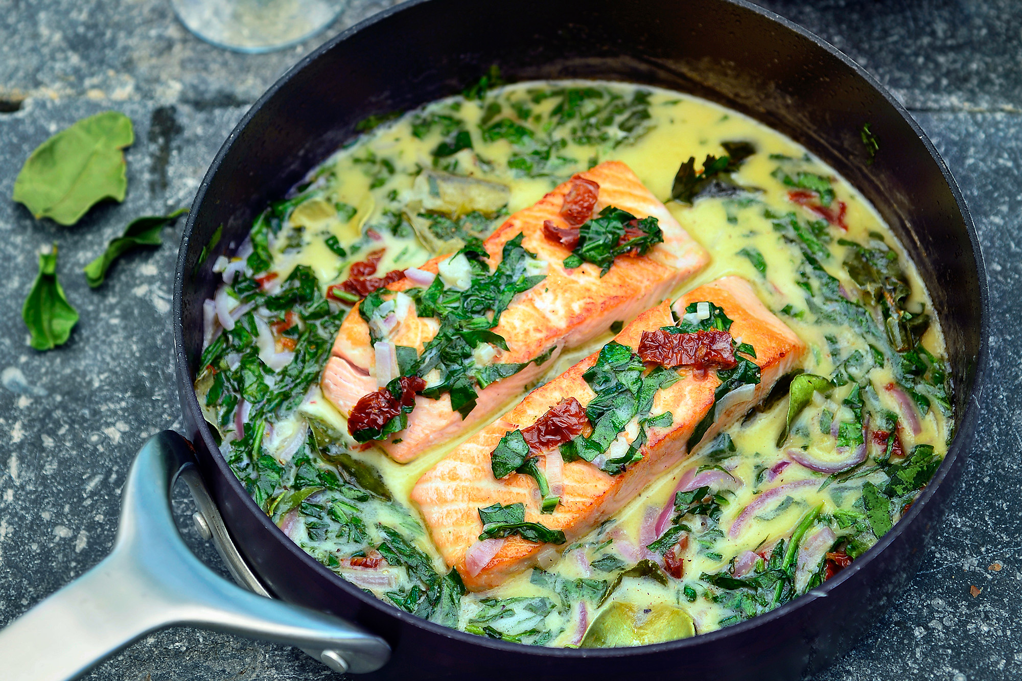 Fried salmon in deliciously spicy coconut milk sauce (keto)