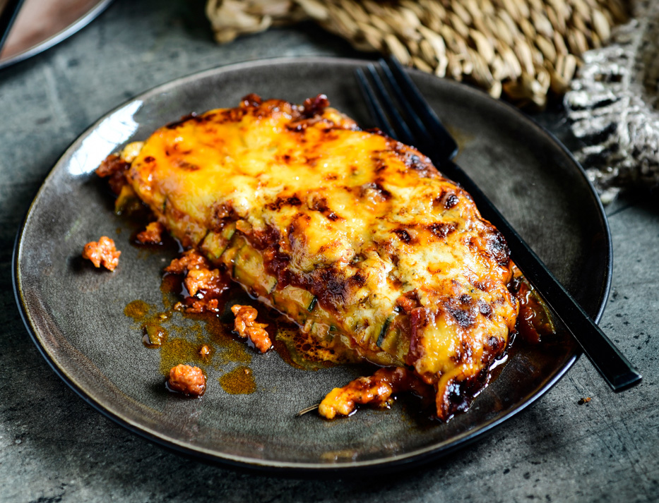 Lasagne Dans Un Plat Allant Au Four Sur La Table