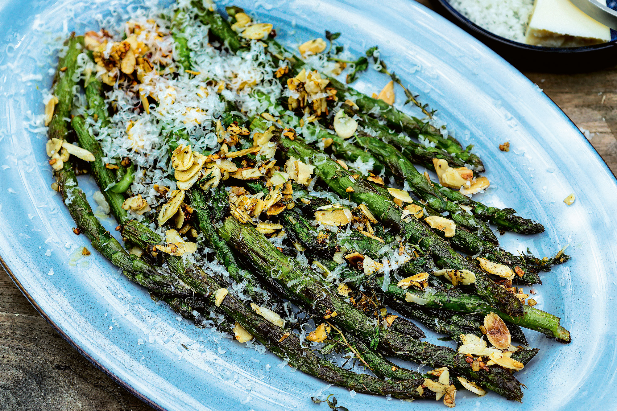 Gebakken groene asperges met knoflook, amandelschilfers en parmezaan (keto)