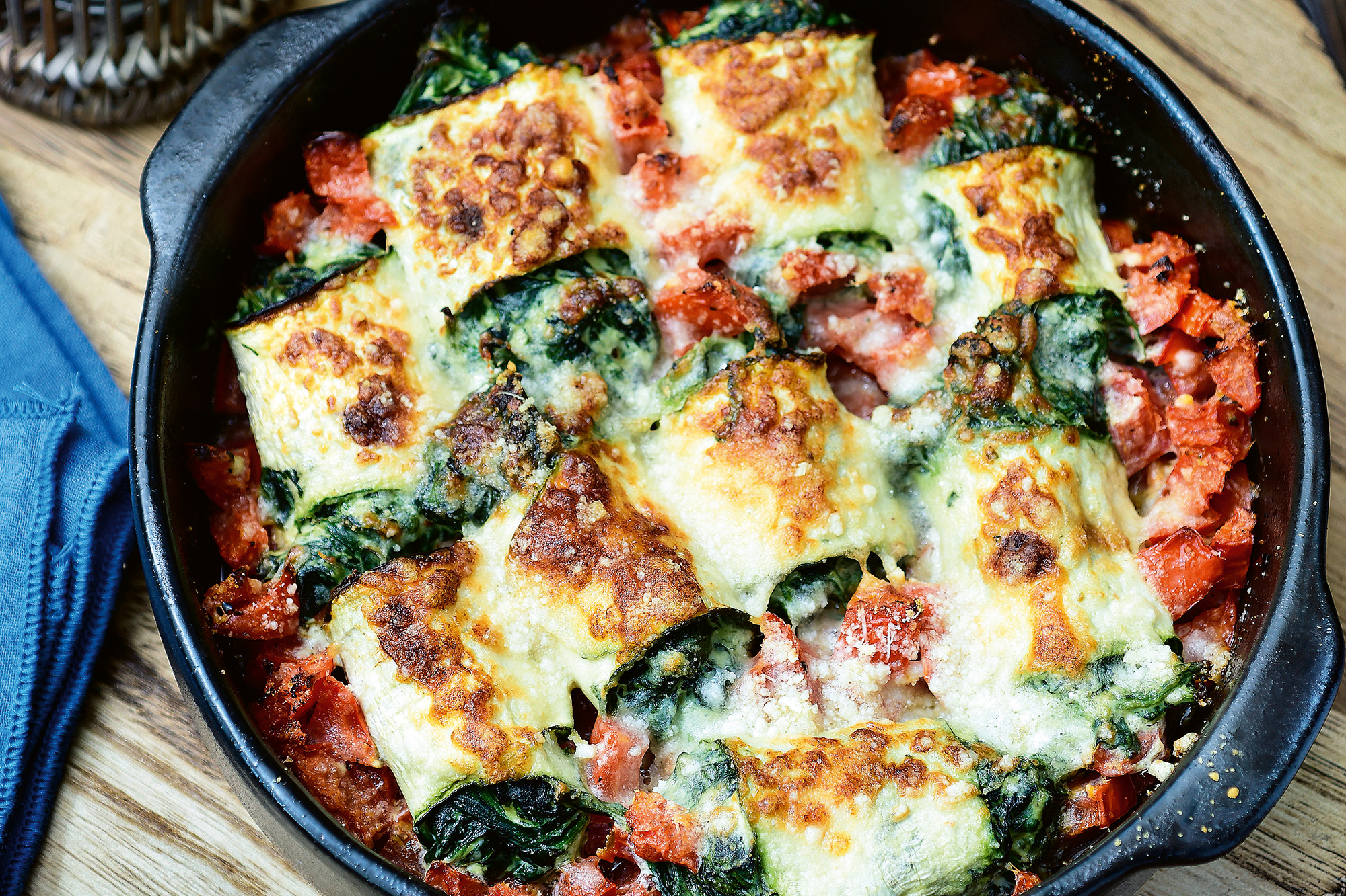 Gegratineerde courgetterolletjes opgevuld met spinazie en ricotta (keto)