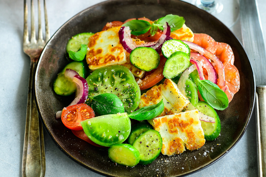 Tomaten-komkommersalade met gebakken halloumi (keto)