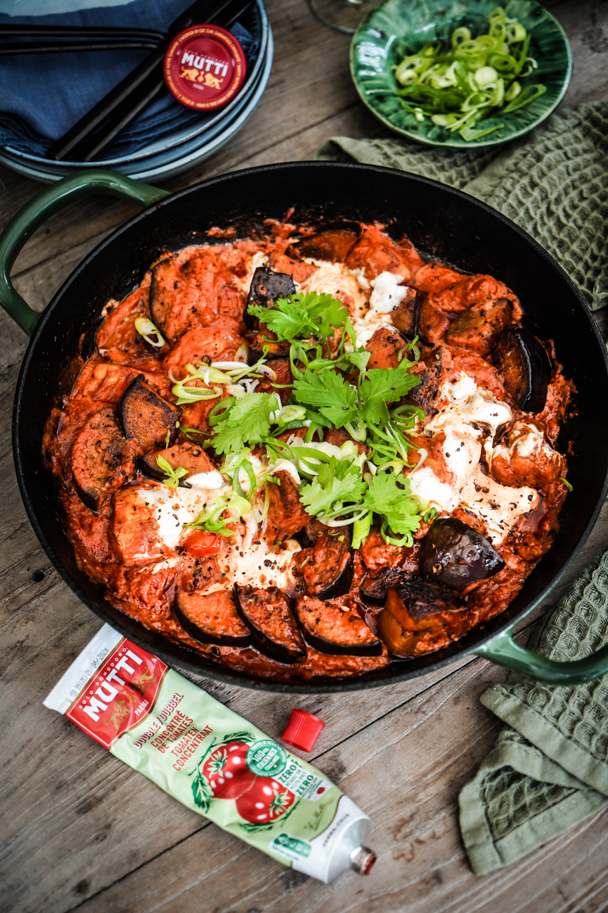 Kip met Aubergine in Rijke Tomatensaus