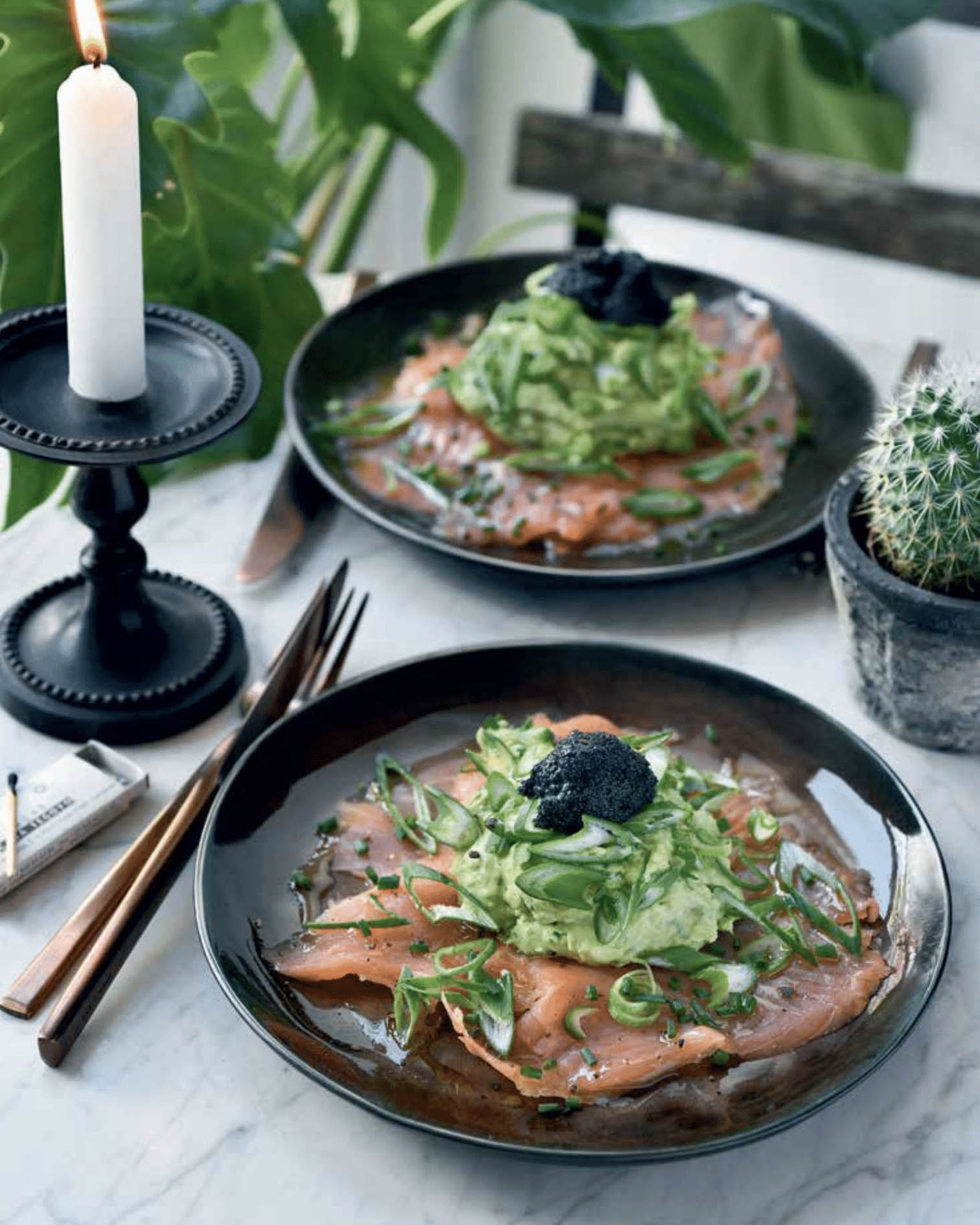 Gerookte zalm met avocado, mascarpone en lompviseitjes (keto)