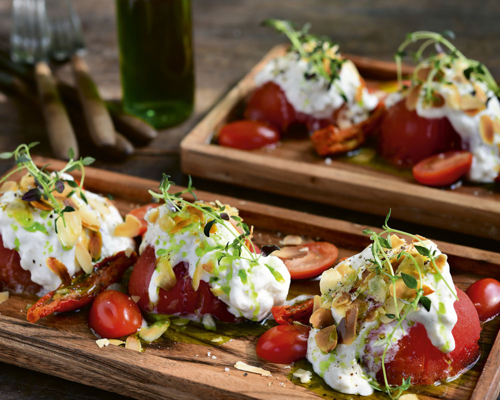 Gare gekoelde tomaat met stracciatella